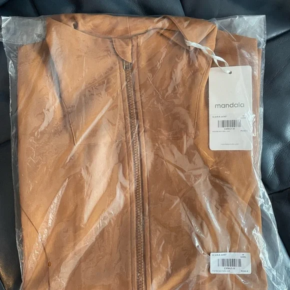 Mandala Women's Scrub Jacket Camel Brown NWT M - Picture 2 of 4